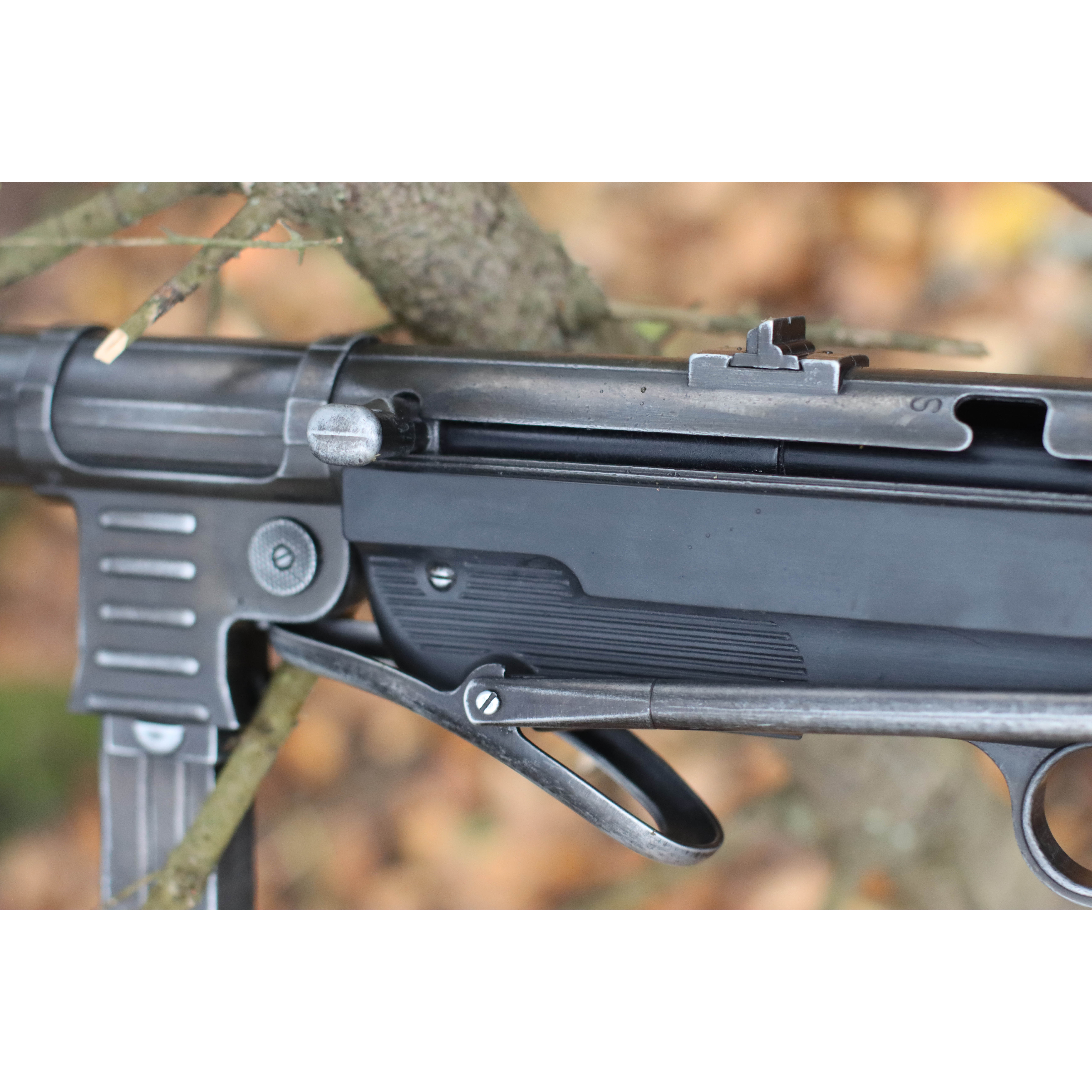 Автомат MP-40, 9мм, Германия 1940 г., 2-я Мировая Война), с ремнем, состаренный.