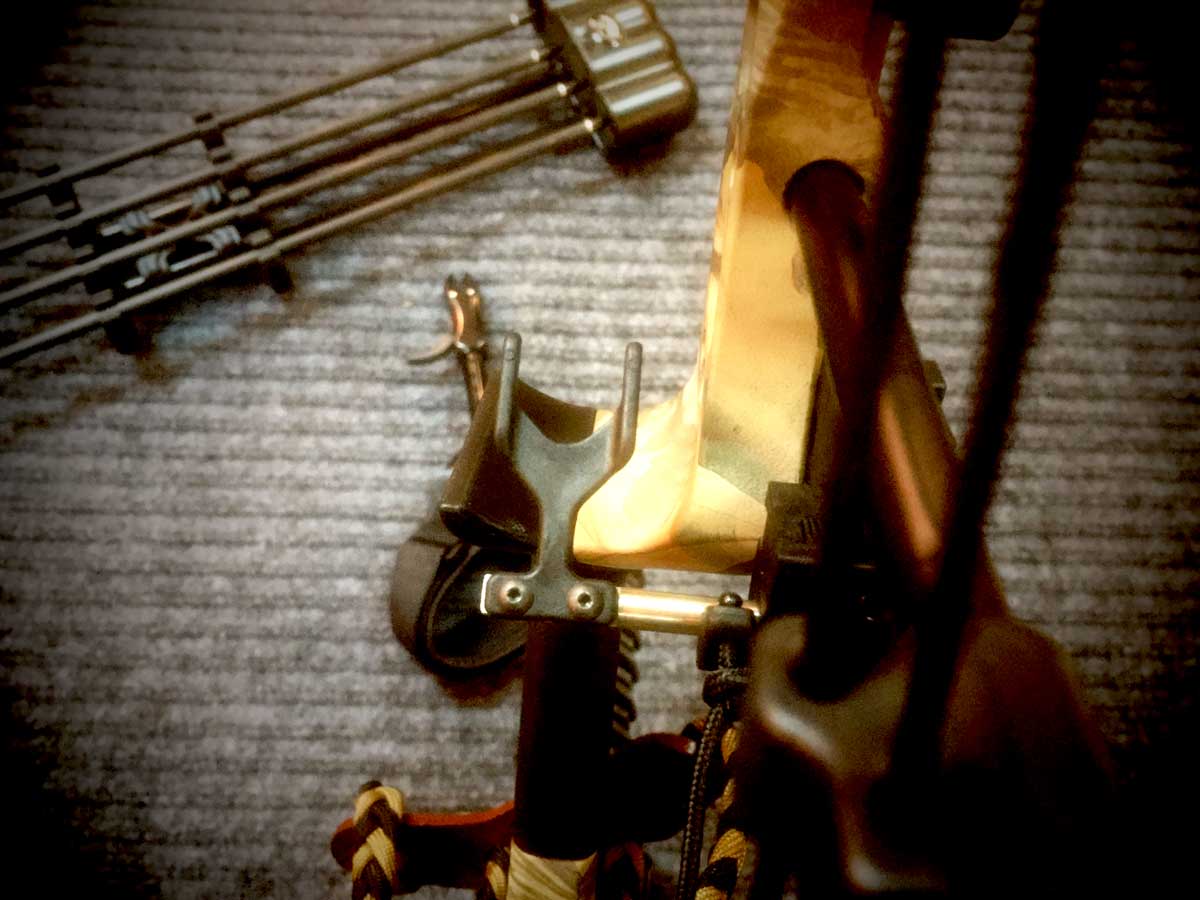 Лук блочный, сила 60 Lbs, между осями 30", длина натяжения 19-31", с комплектом аксессуаров: 4 карбо