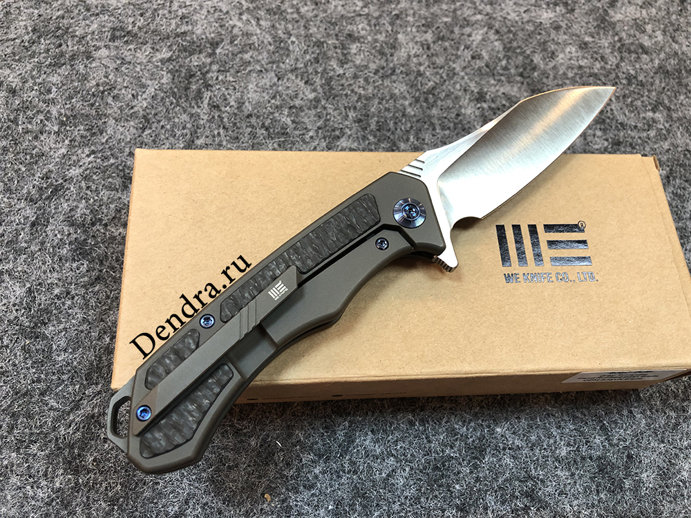 Нож складной, сталь M390, длина клинка 87,2 мм, рукоять титан/карбон файбер, цвет коричневый с серым