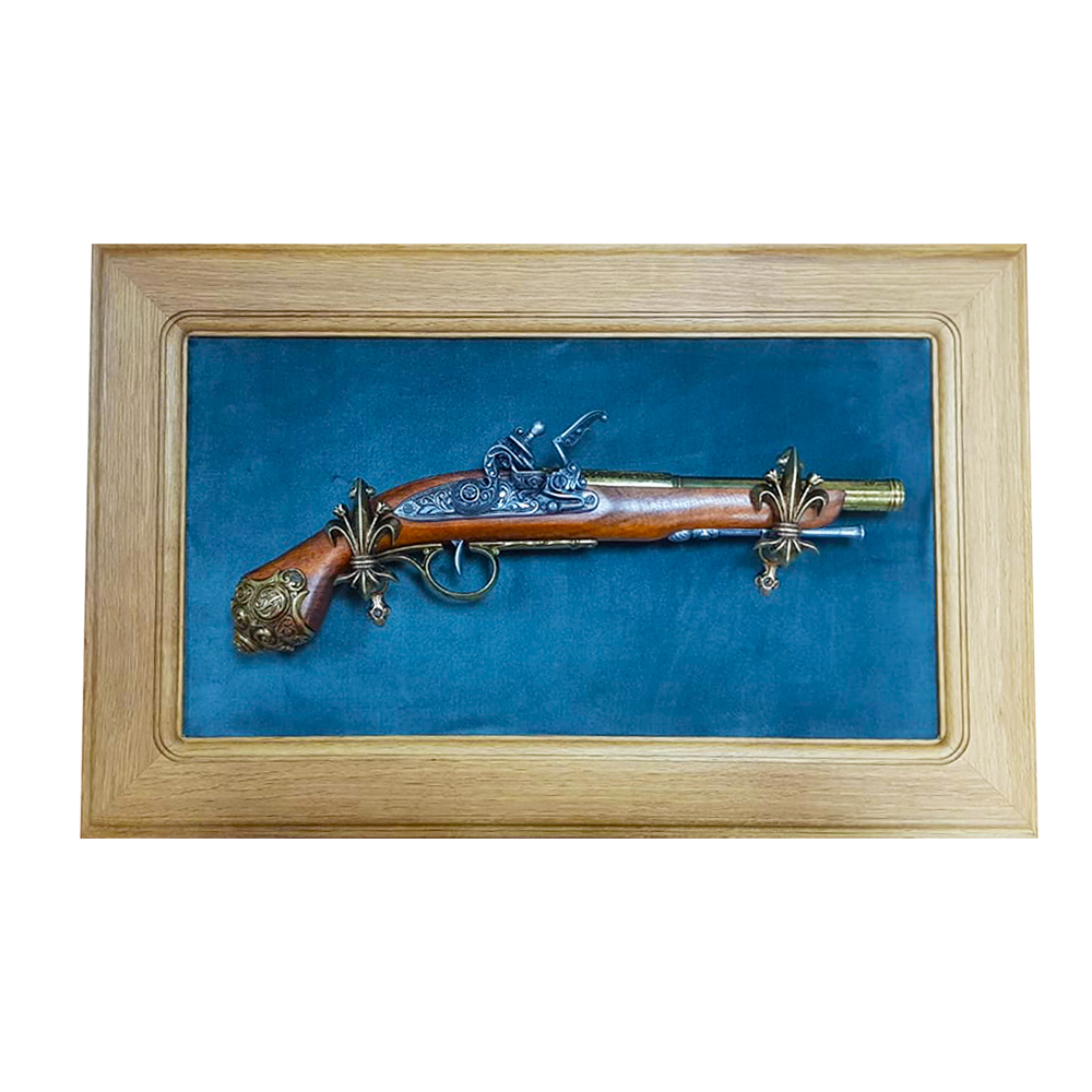 Пистолет кремневый, 18век на бархатном панно. Интерьерная композиция, внутренний размер 43 х 23 зел