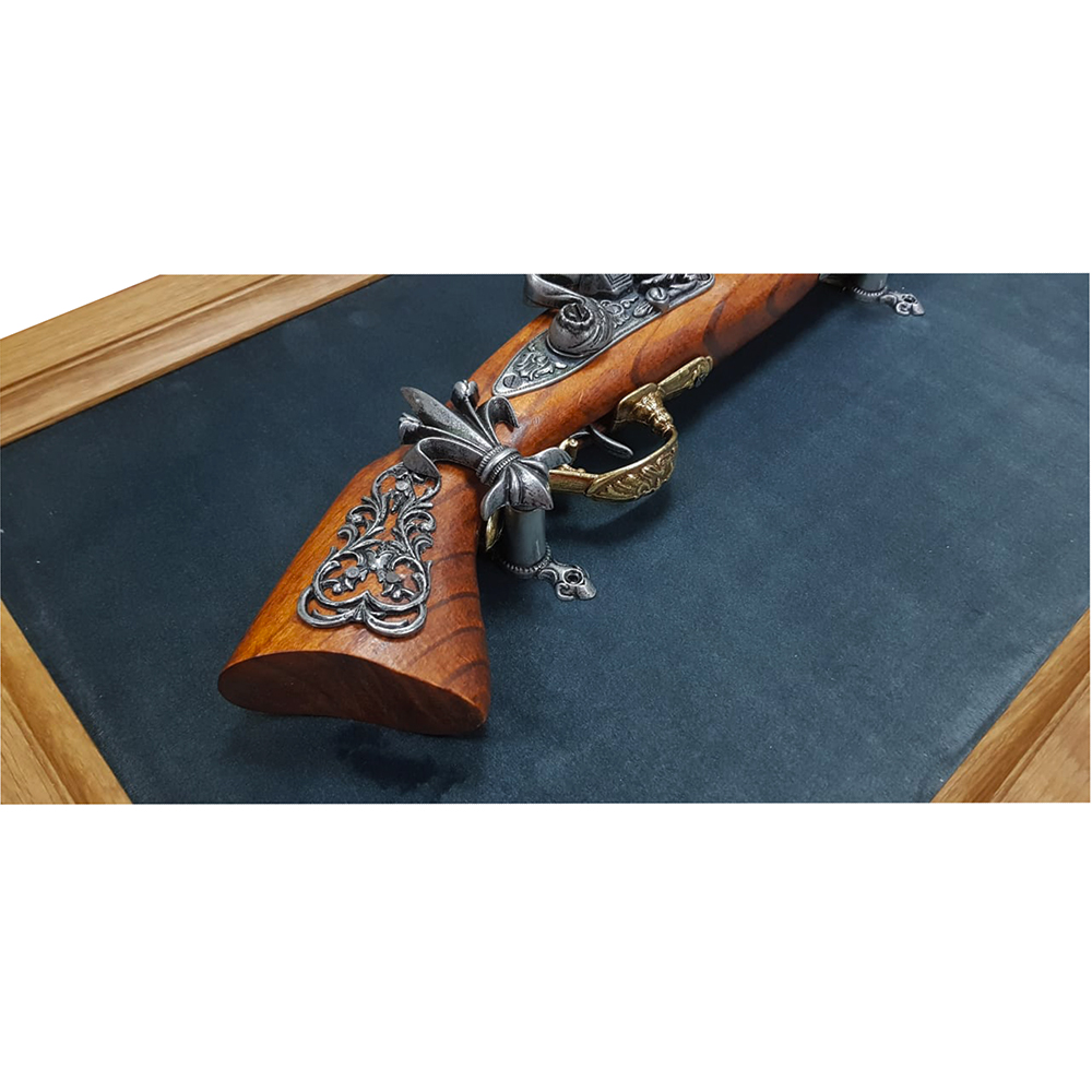 Мушкет кремневый, Австрия, 18 век на бархатном панно. Интерьерная композиция, внутренний размер 50 х