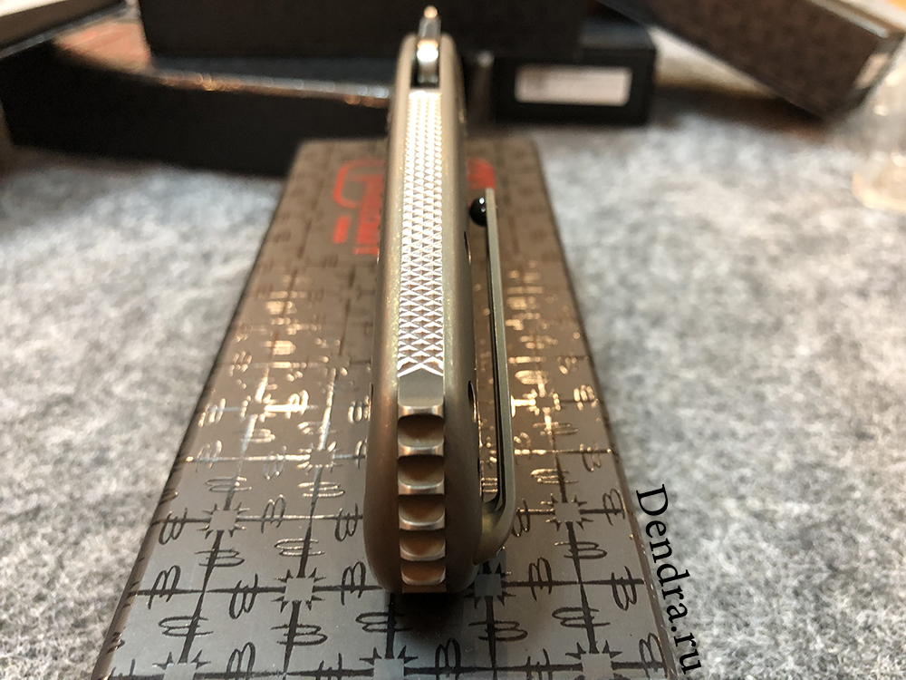 Нож Bodega, сталь CPM-S35VN, длина клинка 3.875″, покрытие клинка DLC/сатин, рукоять титан, золото с