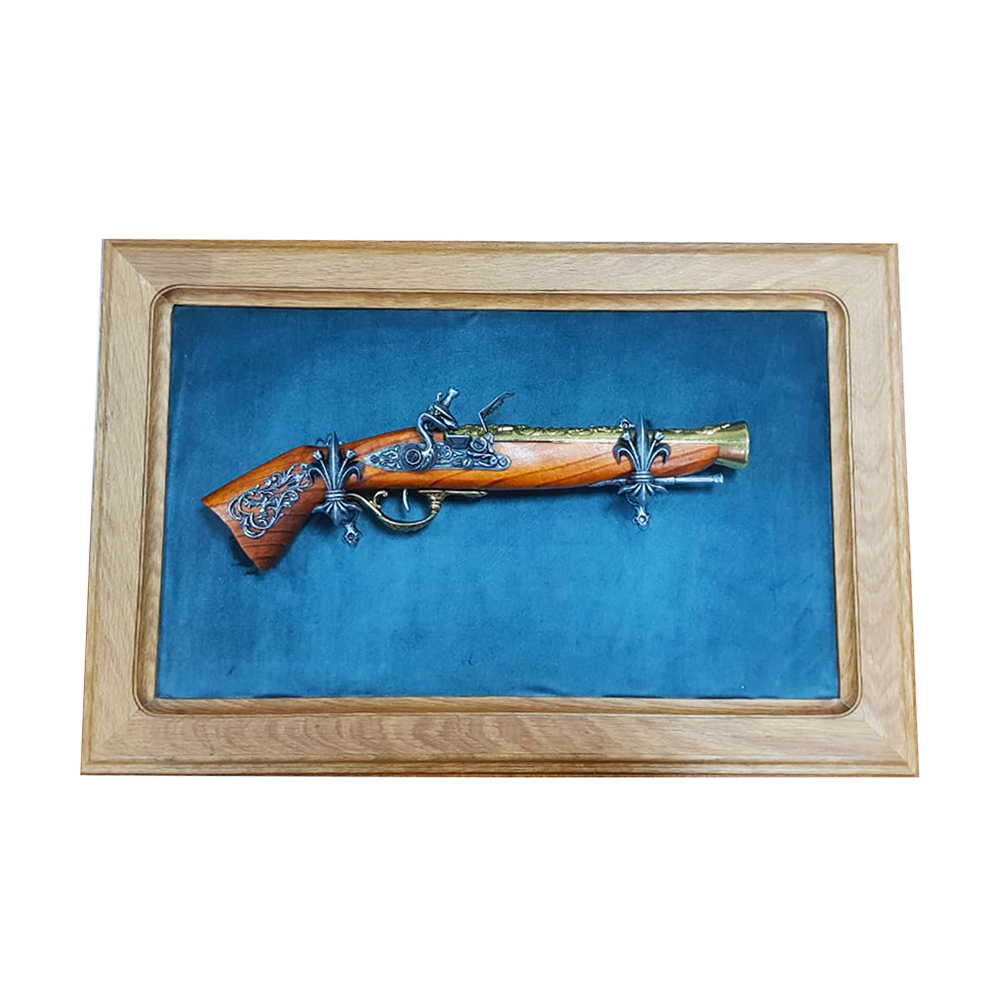 Мушкет кремневый, Австрия, 18 век на бархатном панно. Интерьерная композиция, внутренний размер 50 х