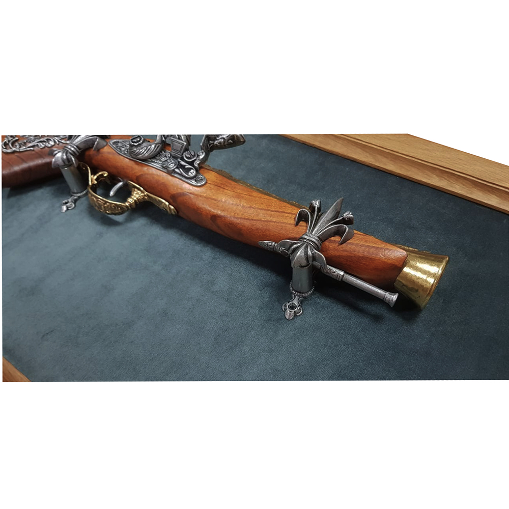 Мушкет кремневый, Австрия, 18 век на бархатном панно. Интерьерная композиция, внутренний размер 50 х