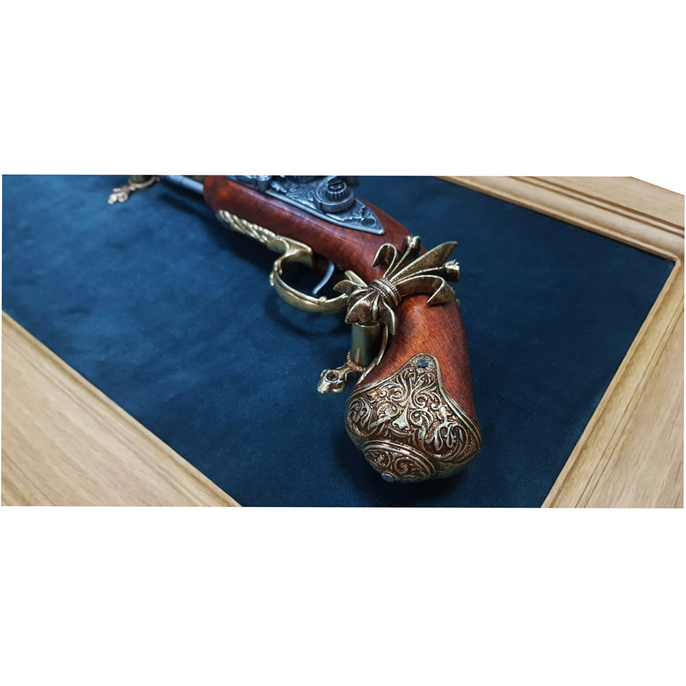 Пистолет кремневый для левшей, Индия, 18 век на бархатном панно. Интерьерная композиция, внутренний