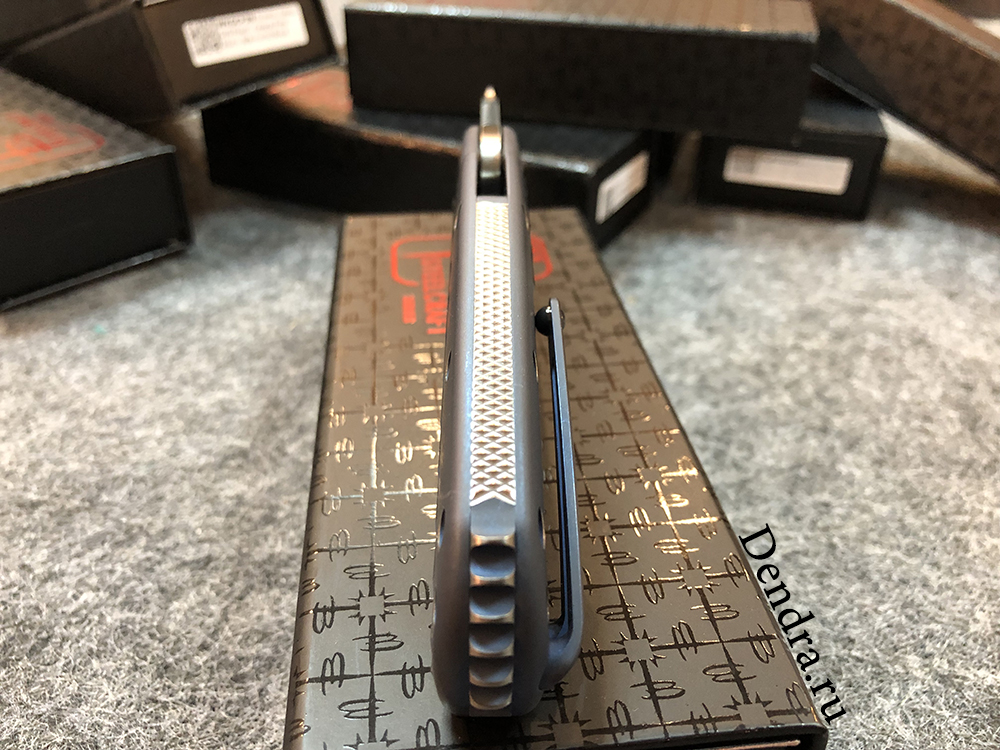 Нож Bodega, сталь CPM-S35VN, длина клинка 3.875″, покрытие клинка DLC/сатин, рукоять титан, синяя с