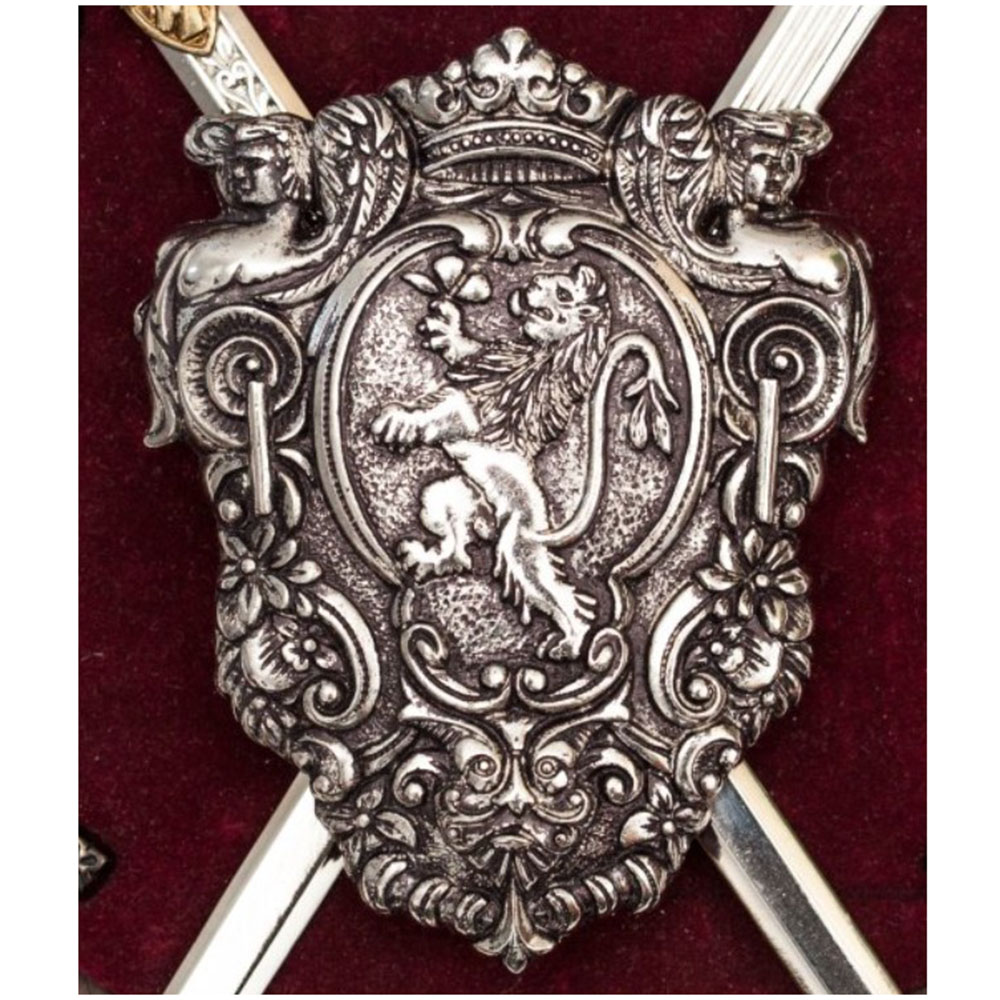 Панно настенное с нагрудником и 2-мя мечами