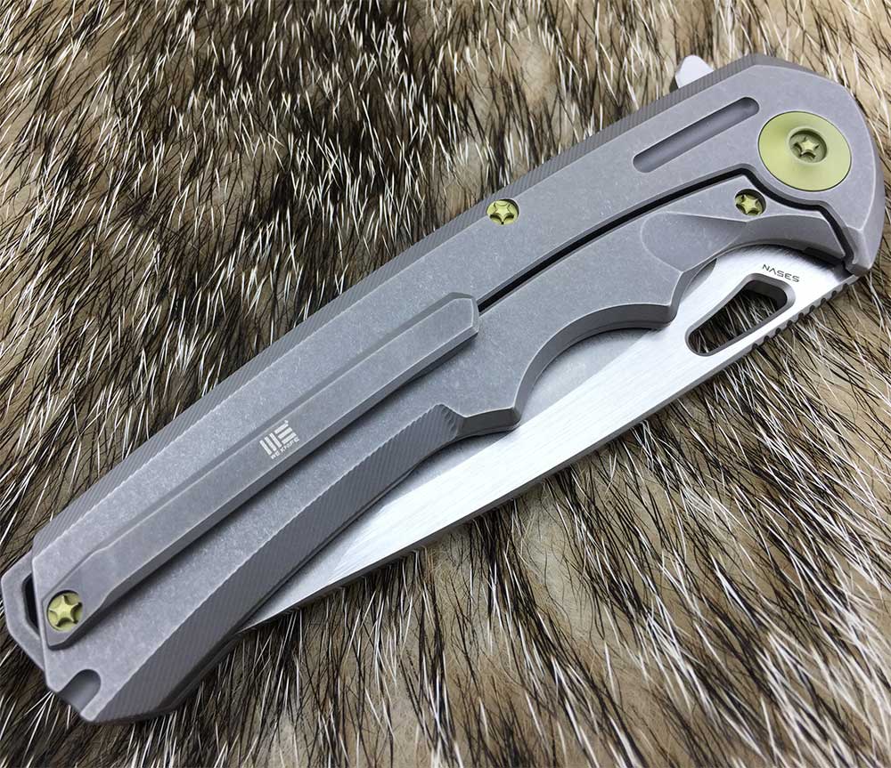 Нож складной, сталь CPM-S35VN, длина клинка 95 мм, рукоять титан, цвет серый, клипса, замок frame-lo