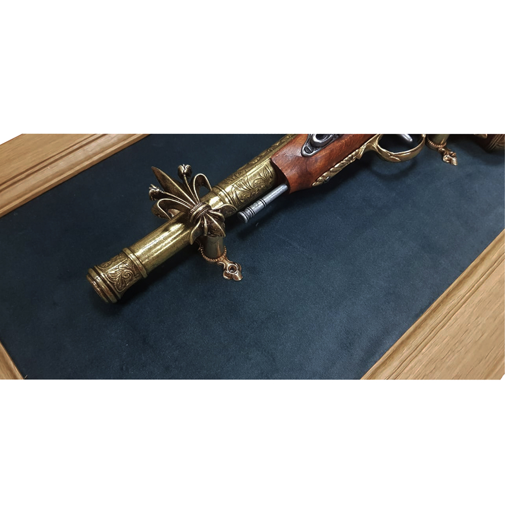 Пистолет кремневый для левшей, Индия, 18 век на бархатном панно. Интерьерная композиция, внутренний