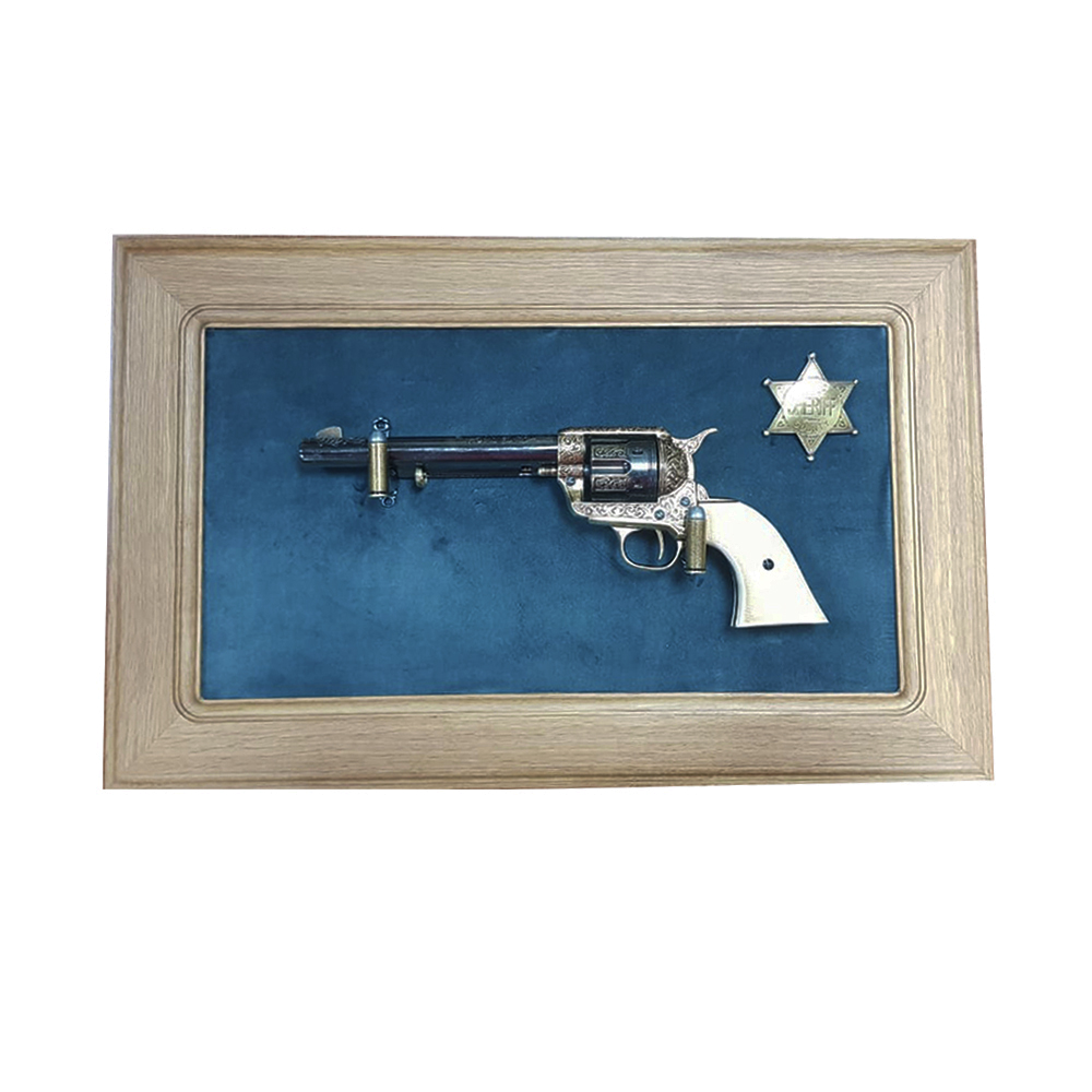 Револьвер кавалерийский системы Кольт, 7½", калибра .45, США 1873 г на бархатном панно. Интерьерная