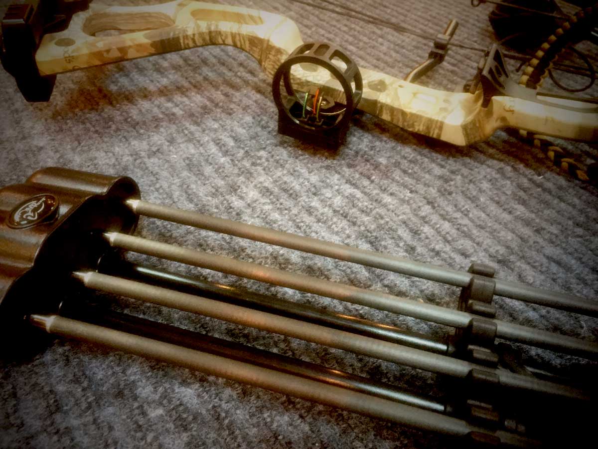 Лук блочный, сила 60 Lbs, между осями 30", длина натяжения 19-31", с комплектом аксессуаров: 4 карбо