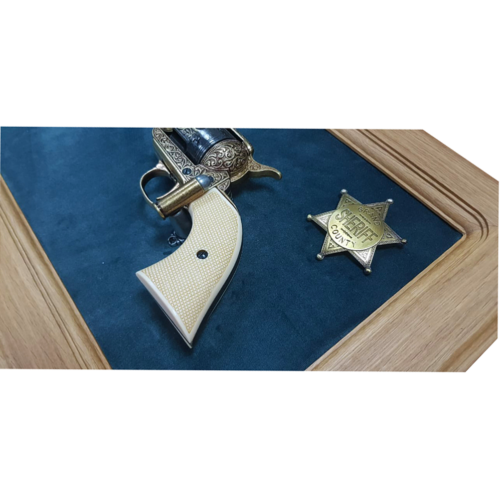 Револьвер кавалерийский системы Кольт, 7½", калибра .45, США 1873 г на бархатном панно. Интерьерная