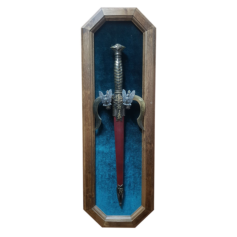 Дага в красных ножнах на стенде