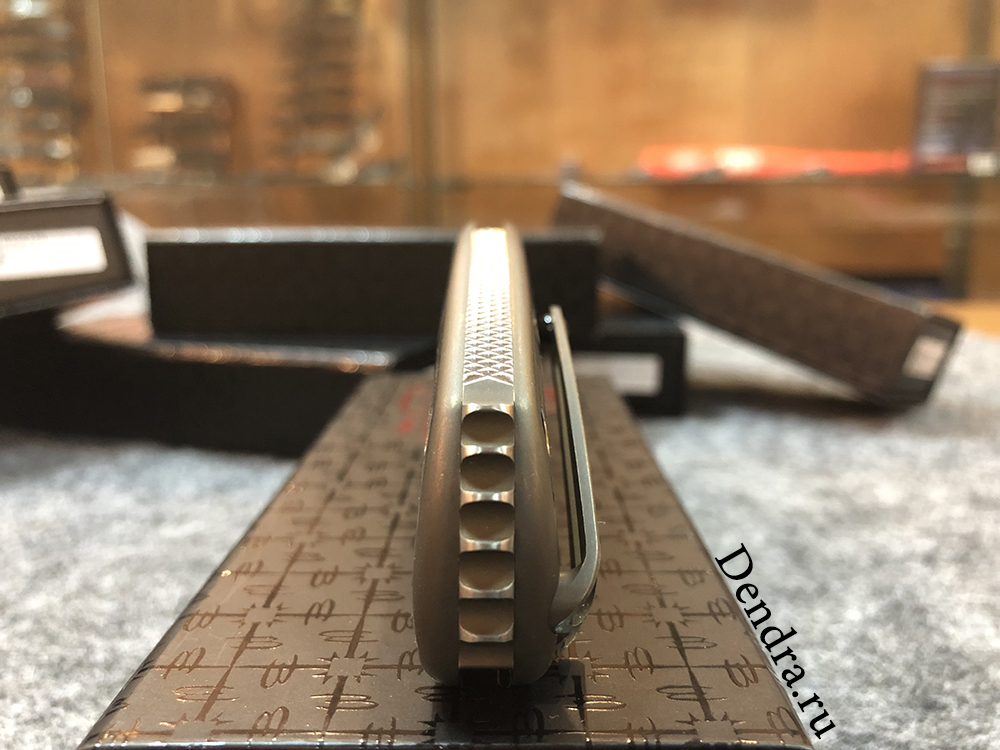 Нож Bodega,сталь Damasteel, длина клинка 3.875″, рукоять титан, золото с бронзой и серебром, дол