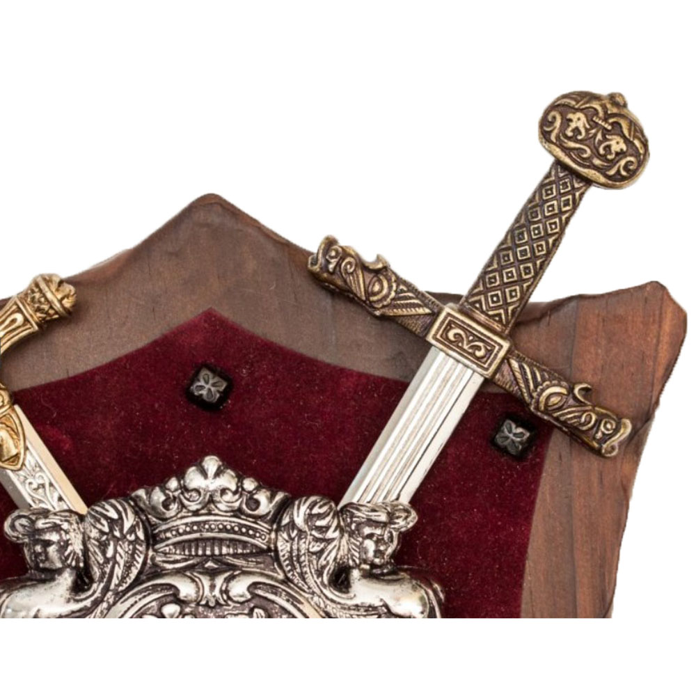 Панно настенное с нагрудником и 2-мя мечами