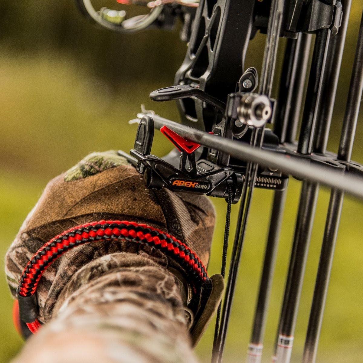 Полочка для блочного лука Attitude падающая, цвет черный