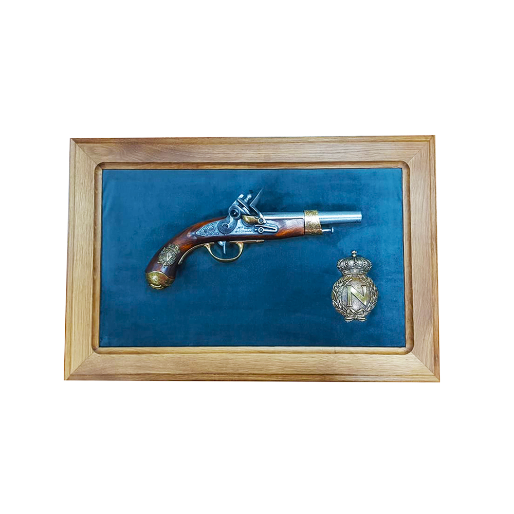 Пистолет Наполеона, изготовлен мастером Грибовалем в 1806г., на бархатном панно с вензелем Наполеона