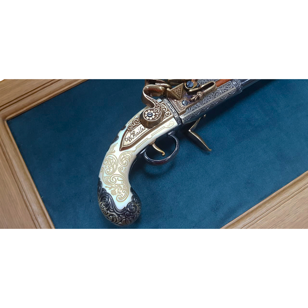 Пистолет кремневый двуствольный, Великобритания, 1750 г на бархатном панно. Интерьерная композиция,