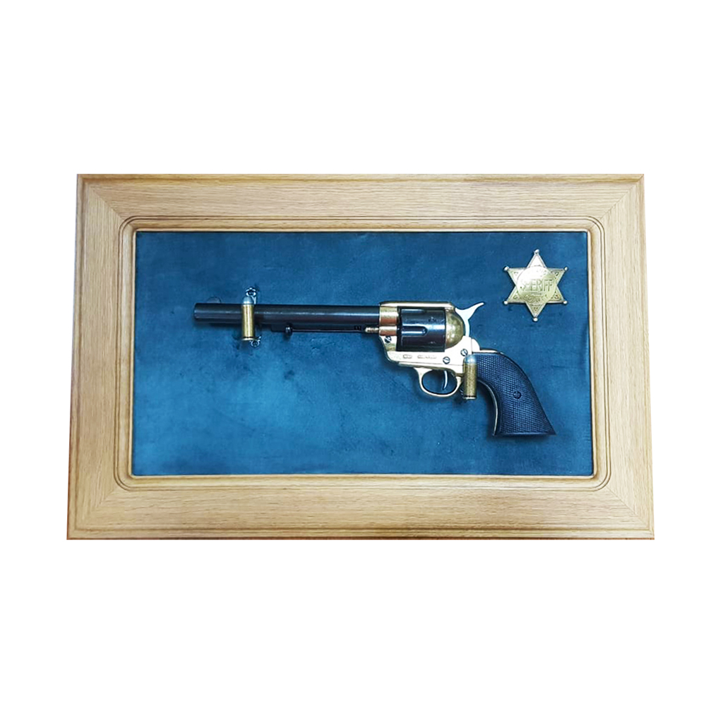 Револьвер кавалерийский системы Кольт, 7½", калибра .45, США 1873 г. на бархатном панно. Интерьерная