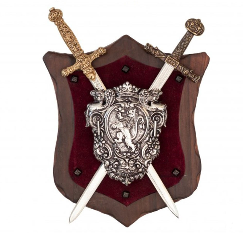 Панно настенное с нагрудником и 2-мя мечами