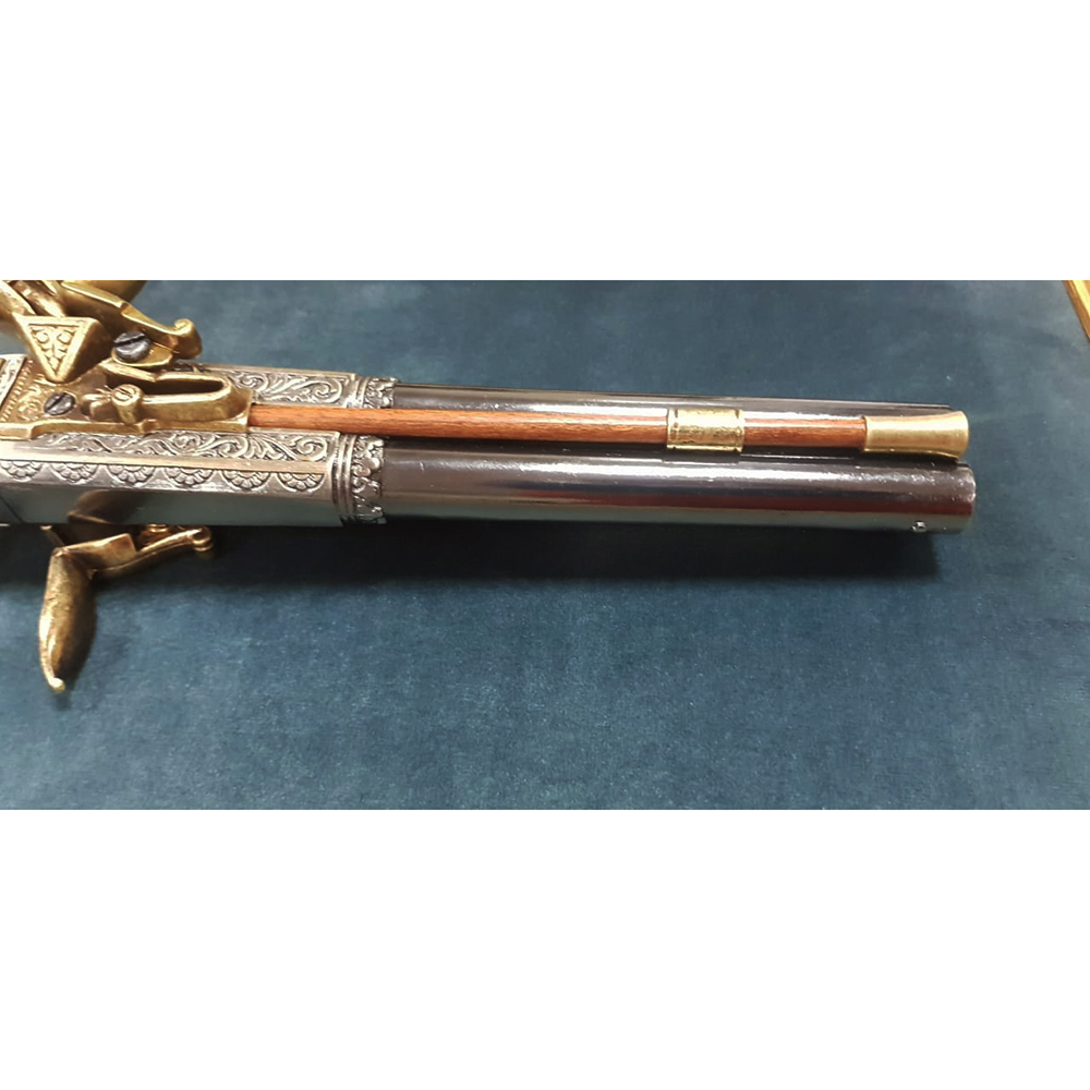 Пистолет кремневый двуствольный, Великобритания, 1750 г на бархатном панно. Интерьерная композиция,