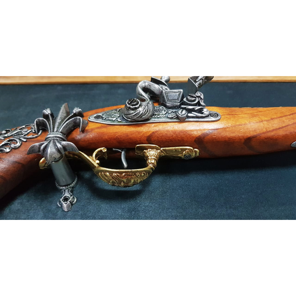 Мушкет кремневый, Австрия, 18 век на бархатном панно. Интерьерная композиция, внутренний размер 50 х