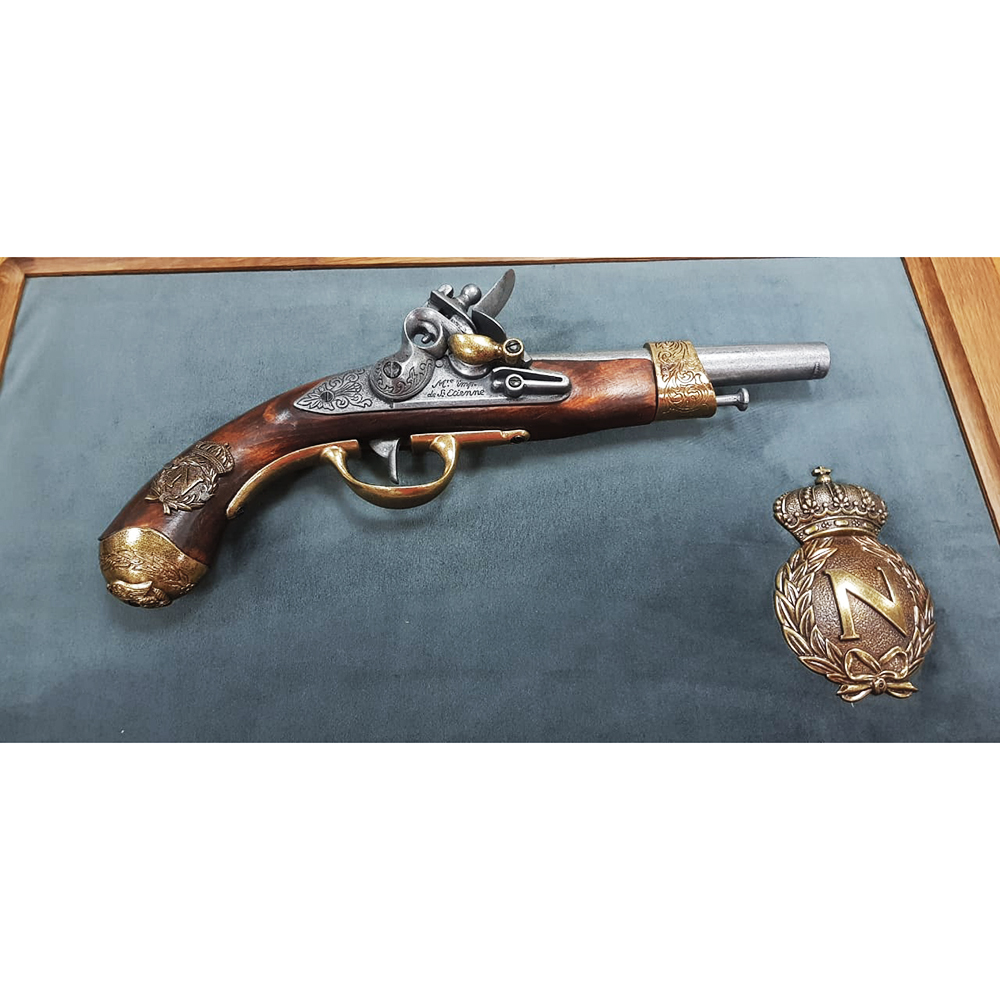 Пистолет Наполеона, изготовлен мастером Грибовалем в 1806г., на бархатном панно с вензелем Наполеона