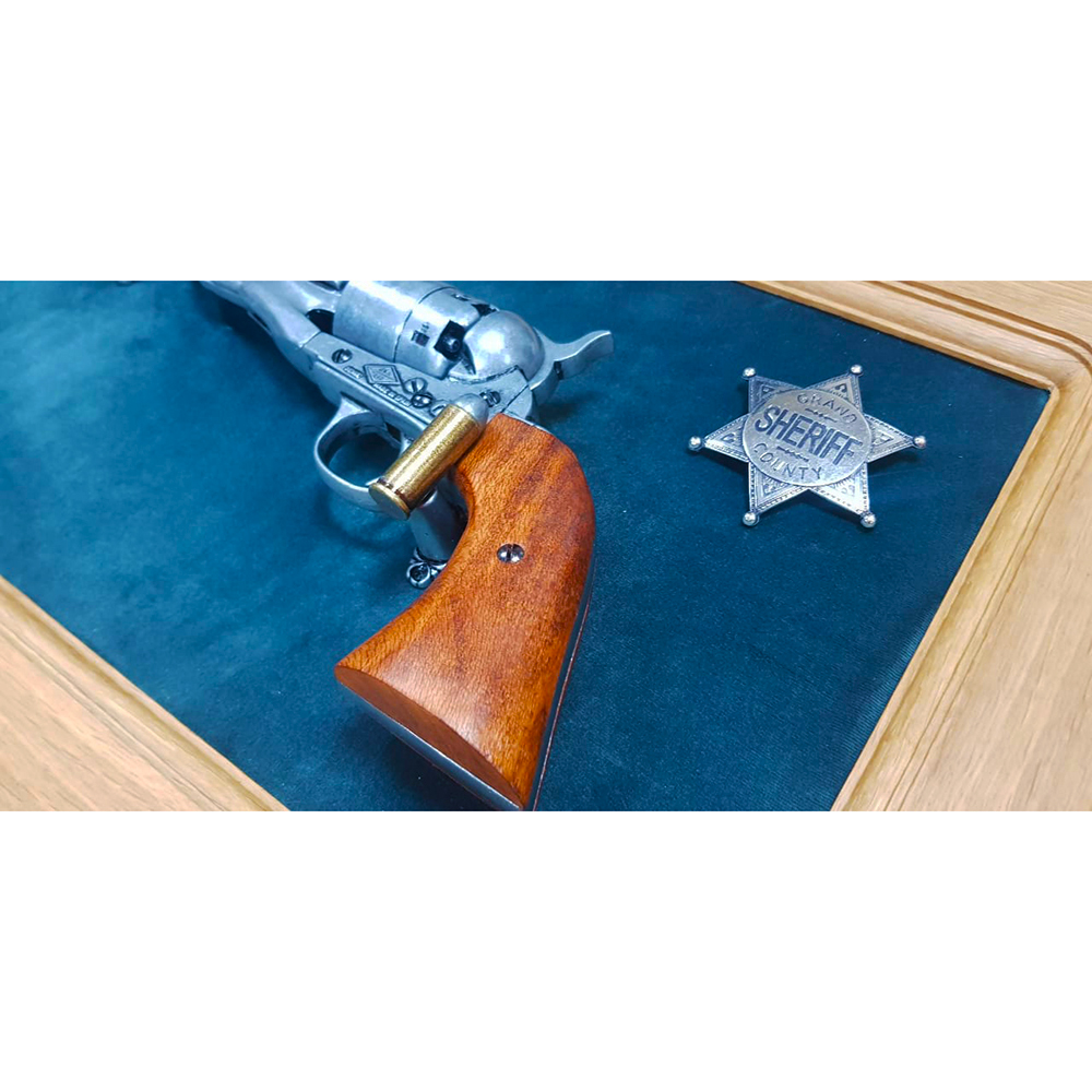 Револьвер системы "Кольт", Гражд.война, США, 1886 г на бархатном панно. Интерьерная композиция, внут