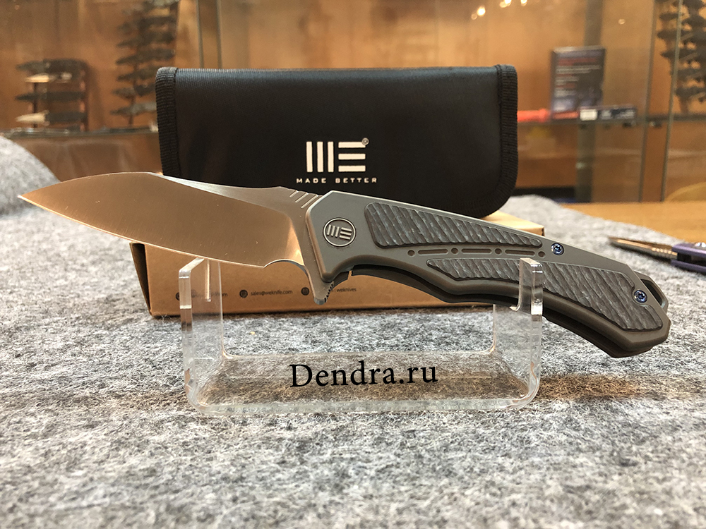 Нож складной, сталь M390, длина клинка 87,2 мм, рукоять титан/карбон файбер, цвет коричневый с серым